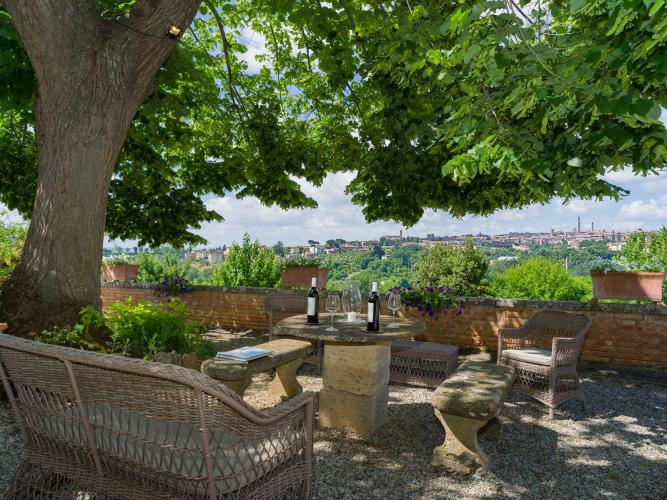 7 bedroomed villa for 12 people with private pool near Siena in Tuscany