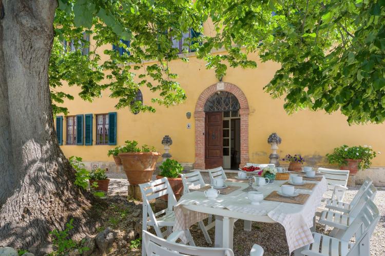 7 bedroomed villa for 12 people with private pool near Siena in Tuscany
