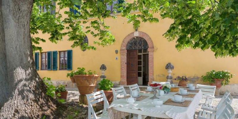 7 bedroomed villa for 12 people with private pool near Siena in Tuscany
