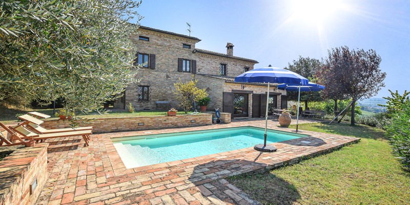 Traditional stone house in Le Marche for 11 people with private swimming pool