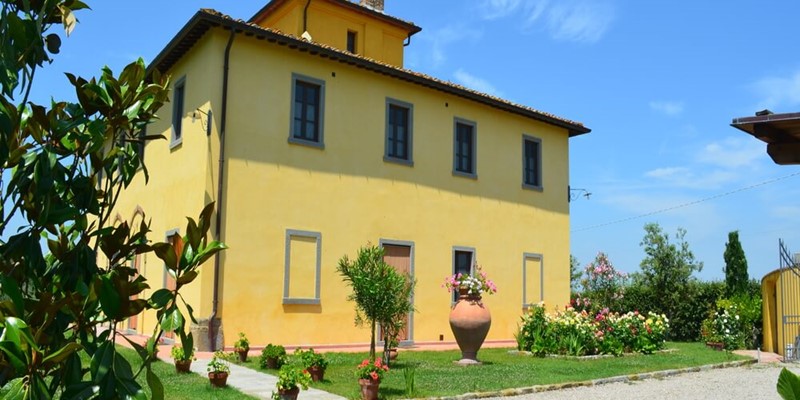 Large villa for 14 people in Tuscany within walking distance of a village