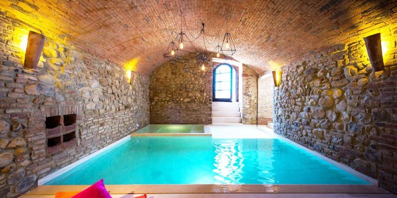 Luxury 3 bedroomed villa with beaufitul indoor swimming pool & jacuzzi