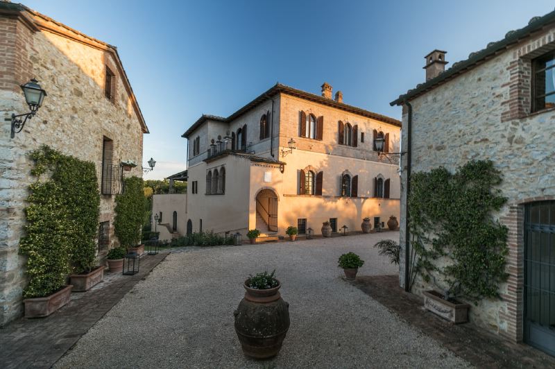 Stunning Tuscan villa for upto 32 people suitable for weddings