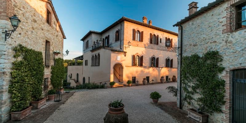 Stunning Tuscan villa for upto 32 people suitable for weddings