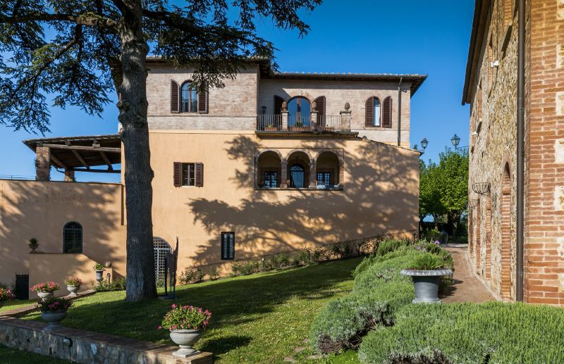 Stunning Tuscan villa for upto 32 people suitable for weddings