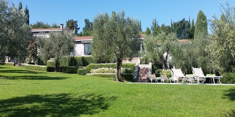 Villa for 13 people on the waterfront of Lake Garda