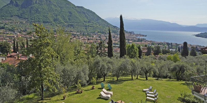 Large villa that can sleep upto 18 people with private pool overlooking Lake Garda