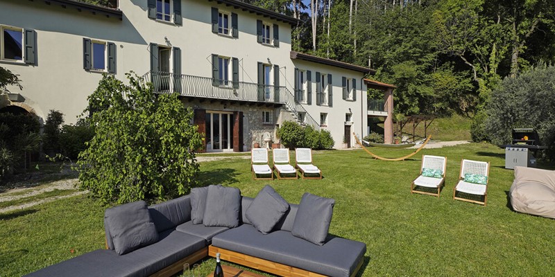 Large villa that can sleep upto 18 people with private pool overlooking Lake Garda
