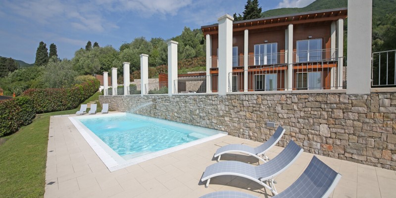 Stunning 5 bedroomed villa with private pool and view of Lake Garda