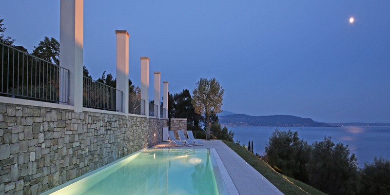Stunning 5 bedroomed villa with private pool and view of Lake Garda