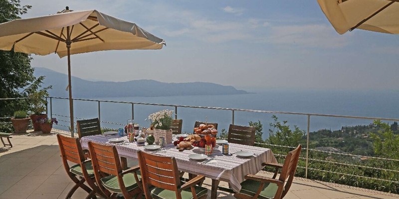 4 bedroomed villa near Lake Garda with amazing private swimming pool with lake views  