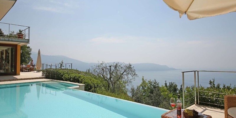 4 bedroomed villa near Lake Garda with amazing private swimming pool with lake views  