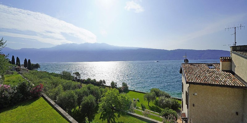 Villa in Lake Garda next to waterfront