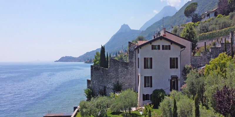 Villa in Lake Garda next to waterfront