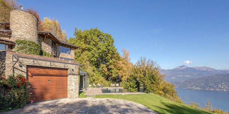 4 bedroomed villa with private swimming pool overlooking Lake Maggiore