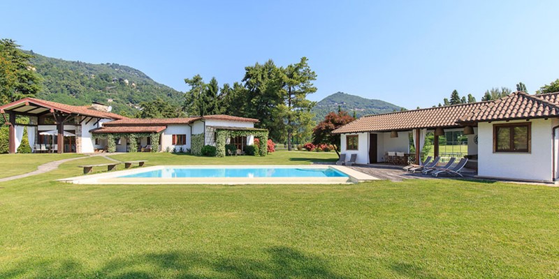 5 bedroomed lakefront villa in Lake Maggiore with private swimming pool, tennis courts & golf course