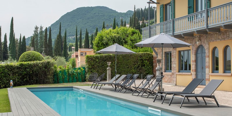 Villa in Lake Garda for 8 people with private swimming & within walking distance of restaurants outside