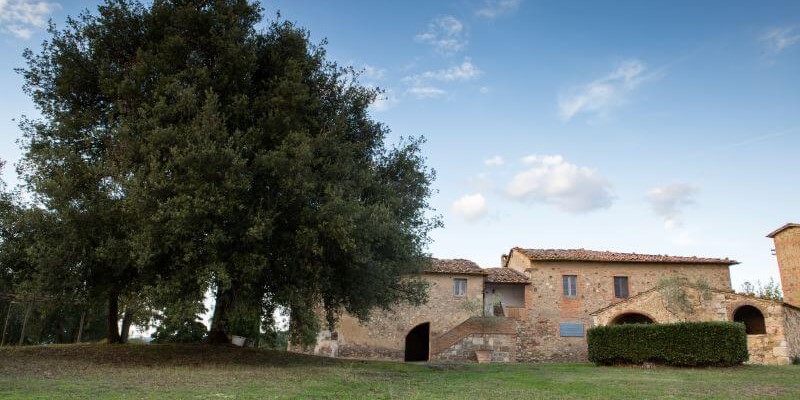 Budget friendly accommodation for 9 people with swimming pool in the Chianti region building