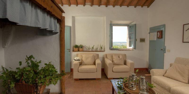 Low priced apartment for 6 people with swimming pool in the Chianti region of Tuscany living room