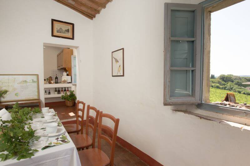 Low priced apartment for 6 people with swimming pool in the Chianti region of Tuscany dining table