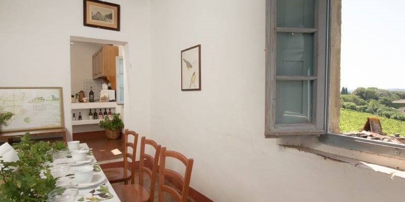 Low priced apartment for 6 people with swimming pool in the Chianti region of Tuscany dining table