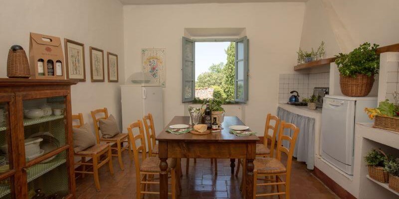 Low priced apartment for 4 people with swimming pool in the Chianti region of Tuscany dining room