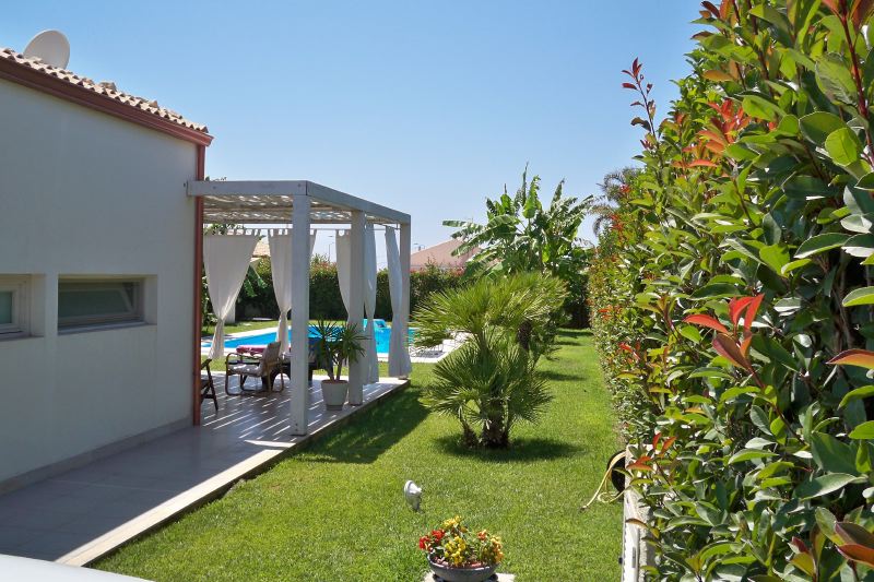 Lovely 2 bedroomed villa with private pool near Plaja Grande beach - garden