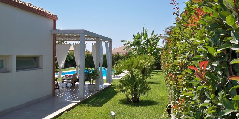 Lovely 2 bedroomed villa with private pool near Plaja Grande beach - garden