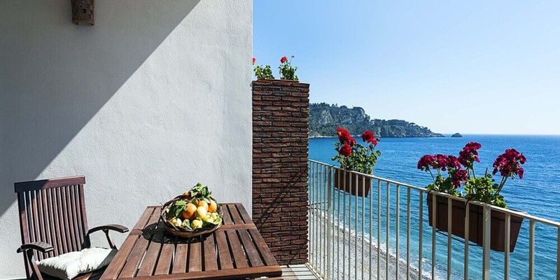Delightful sea front apartment for 2 in Sicily