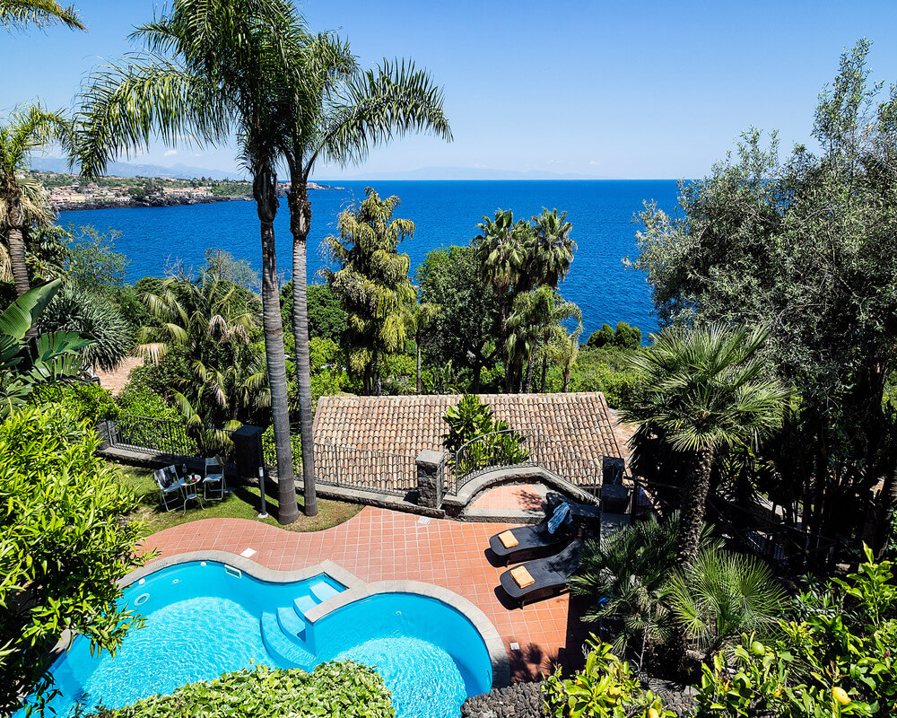 Beautiful beachfront villa in Sicily for 8 people with private pool 