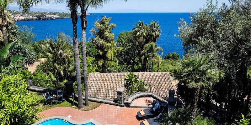 Beautiful beachfront villa in Sicily for 8 people with private pool