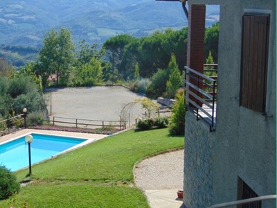 Large Umbria villa with pool and peaceful hilltop position with great views of the countryside