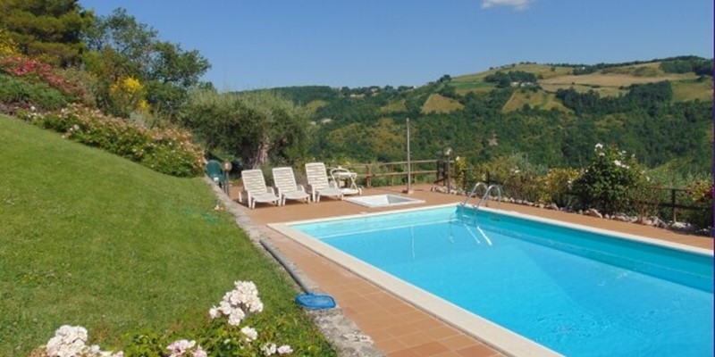 Large Umbria villa with pool and peaceful hilltop position with great views of the countryside