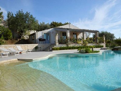 Traditional Sicilan villa with private pool near the town of Scicli suitable for large groups of families & friends
