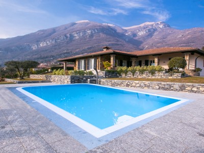 Attractive Lake Como villa with private pool within walking distance of amenities in the village Tremezzo