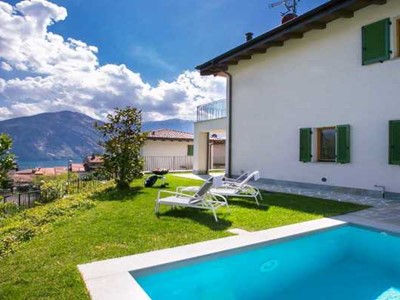 Modern Lake Como villa with pool suitable for families and friends