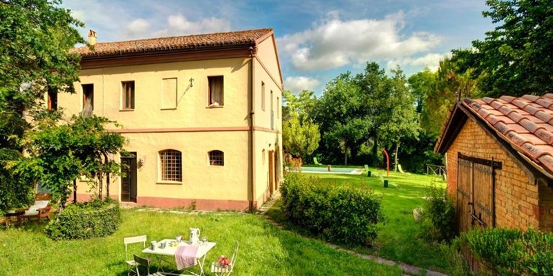 Spacious Le Marche villa with pool within walking distance of amenities in the village of Montemaggiore del Metauro