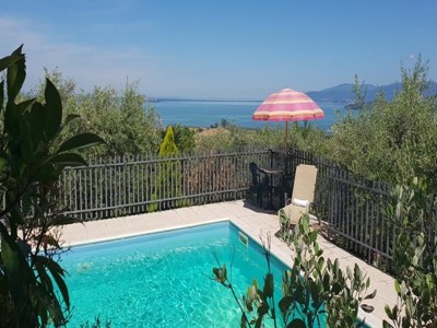 Rustic villa in Umbria with private pool only 500m from Lake Trasimeno suitable for small families looking for a relaxing holiday