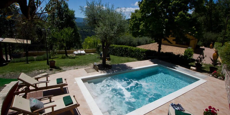 Apartment sleeping 6 people near Acqualagna in Le Marche with shared pool