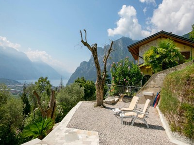 Villa with great views of Lake Garda sleeping 5 people in 2 bedrooms suitable for small families