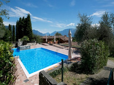 Lake Garda villa within walking distance of Gardagolf country club with shared pool, sleeping 5 people