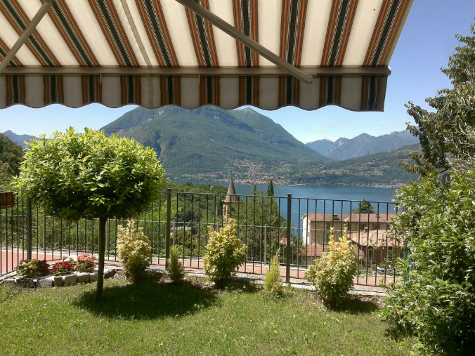 Town house with shared pool on eastern shores of Lake Como