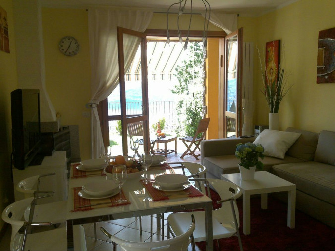 Town house with shared pool on eastern shores of Lake Como