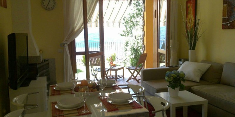 Town house with shared pool on eastern shores of Lake Como