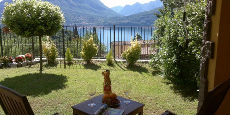 Town house with shared pool on eastern shores of Lake Como