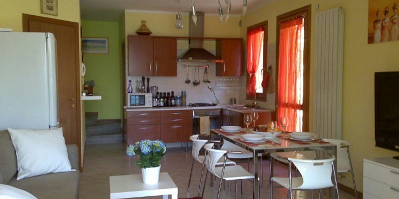 Town house with shared pool on eastern shores of Lake Como