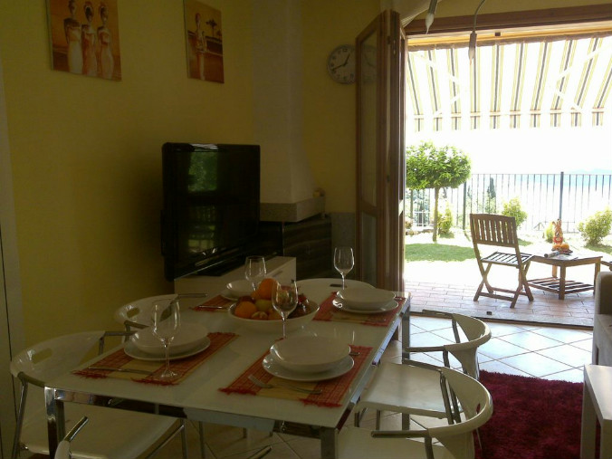 Town house with shared pool on eastern shores of Lake Como