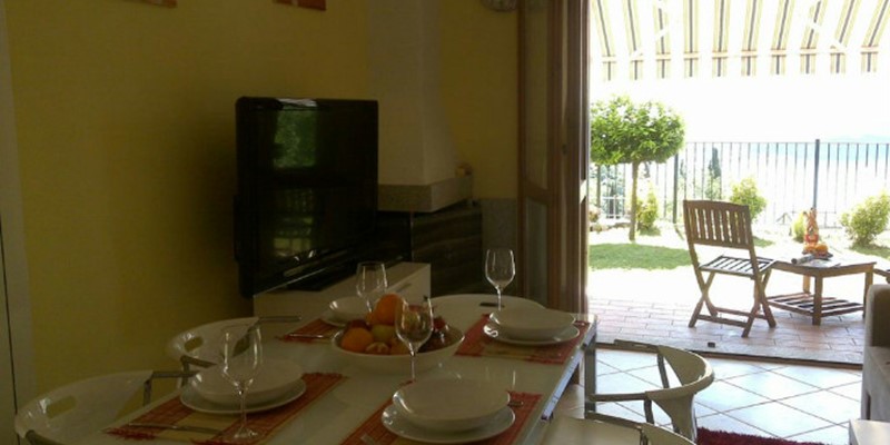 Town house with shared pool on eastern shores of Lake Como