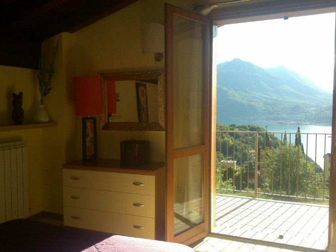 Town house with shared pool on eastern shores of Lake Como