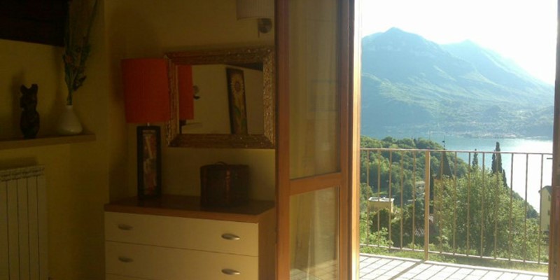 Town house with shared pool on eastern shores of Lake Como